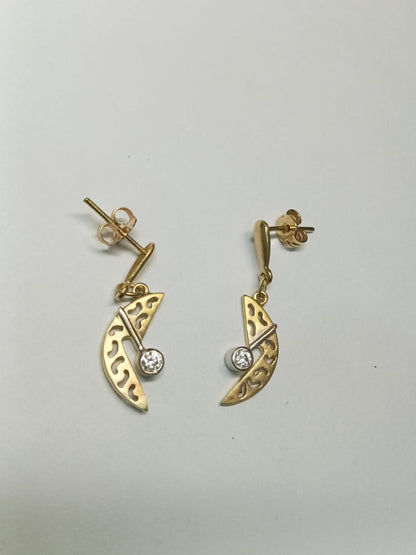 Par de Aretes de Oro Diseño Colgante Luna con Piedra Sintética – Delicadeza y Estilo