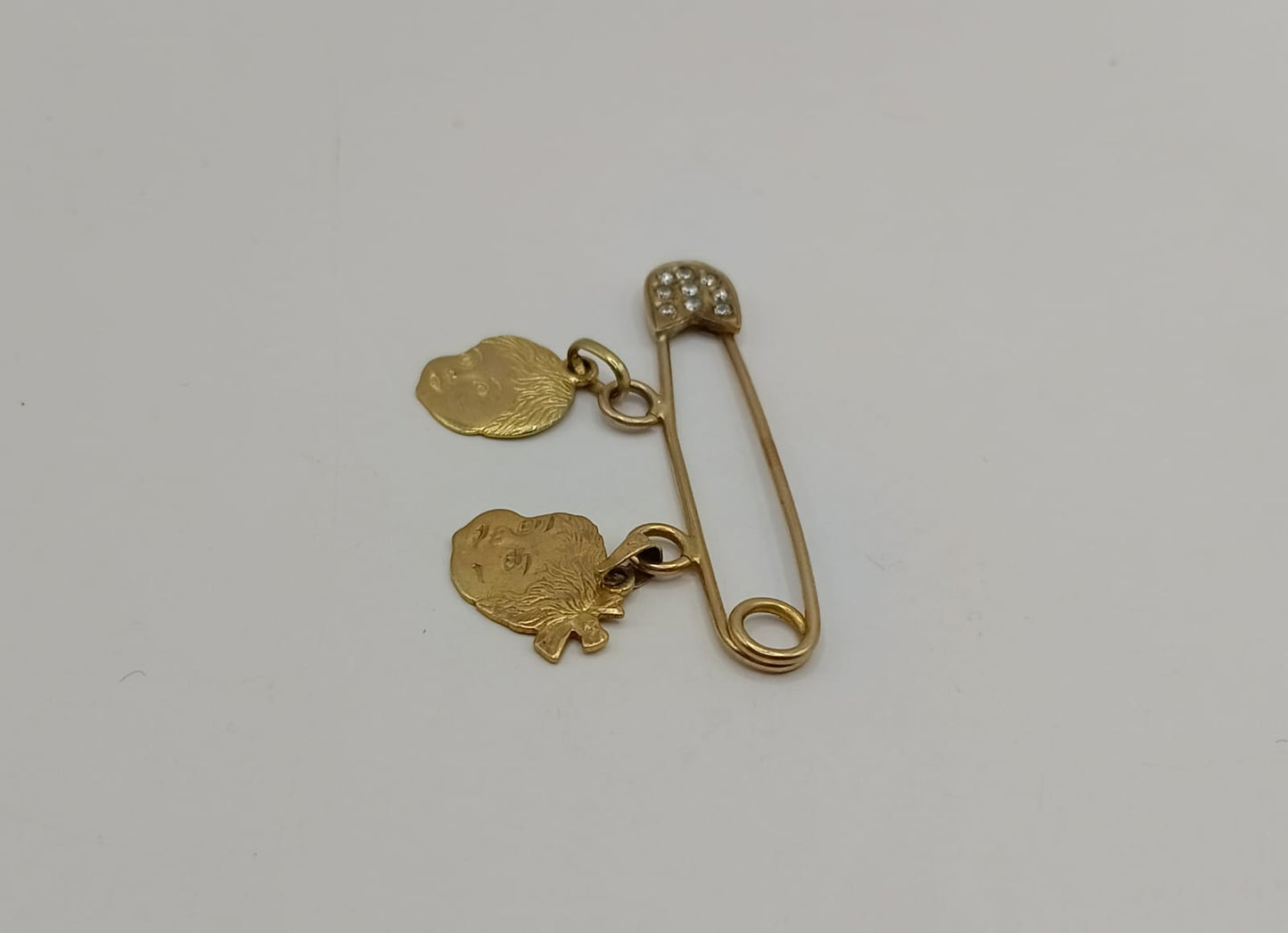 Seguro con dijes ORO 10k peso 4.3gr, usado