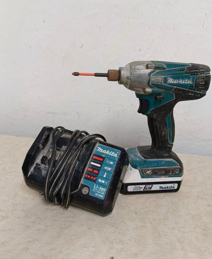 Atornillador inalambrico Makita dt02 con cargador, usado