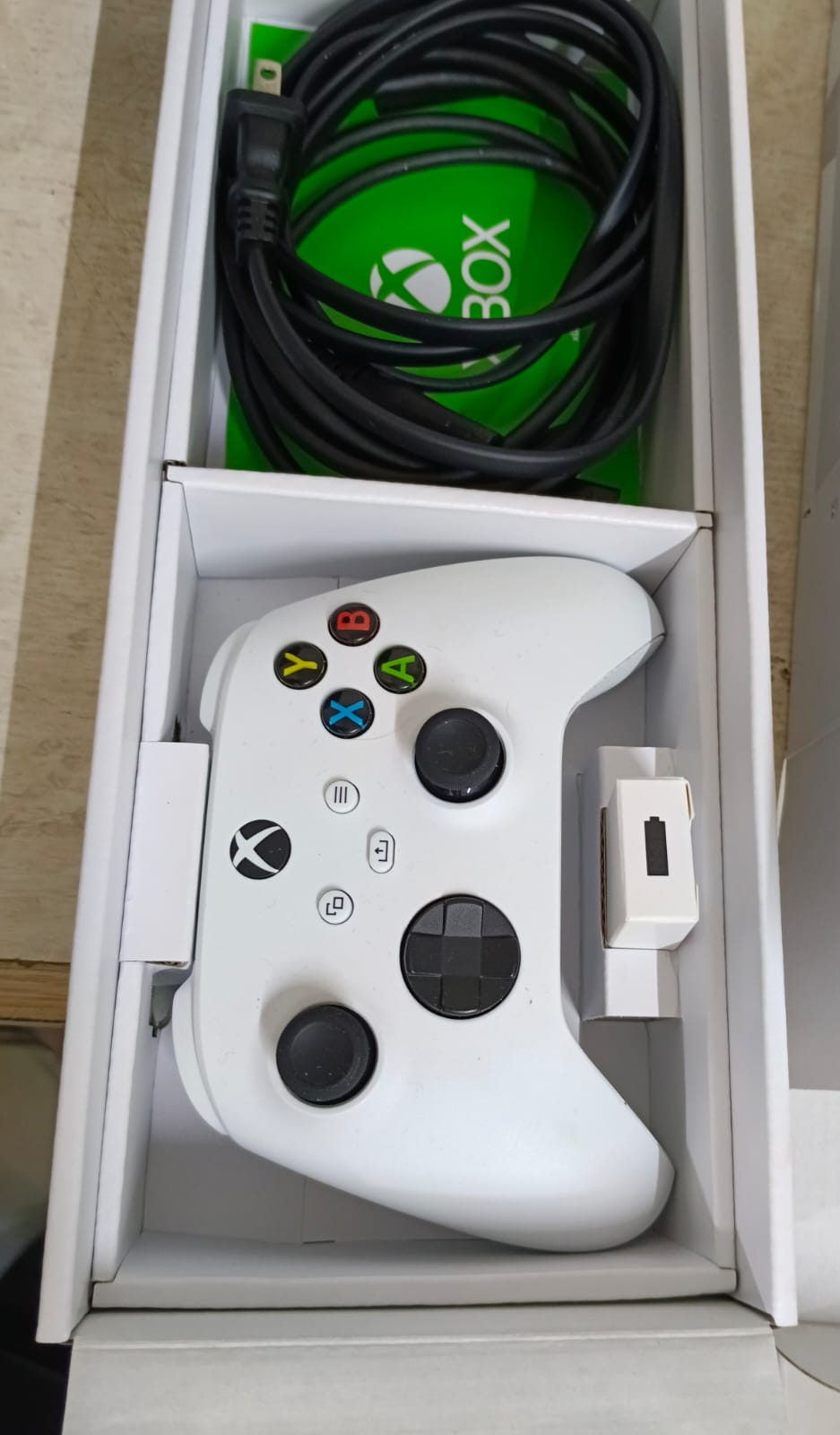 Consola XBOX one series Microsoft con control y cables, usado