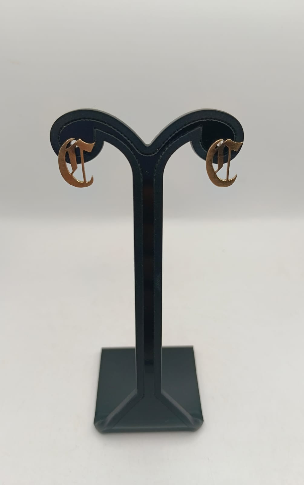 Aretes inicial C ORO 8k peso 1.7gr, usado