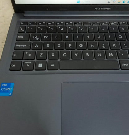 Laptop ASUS x1502z core i5 8ram 512gb con cargador, usado