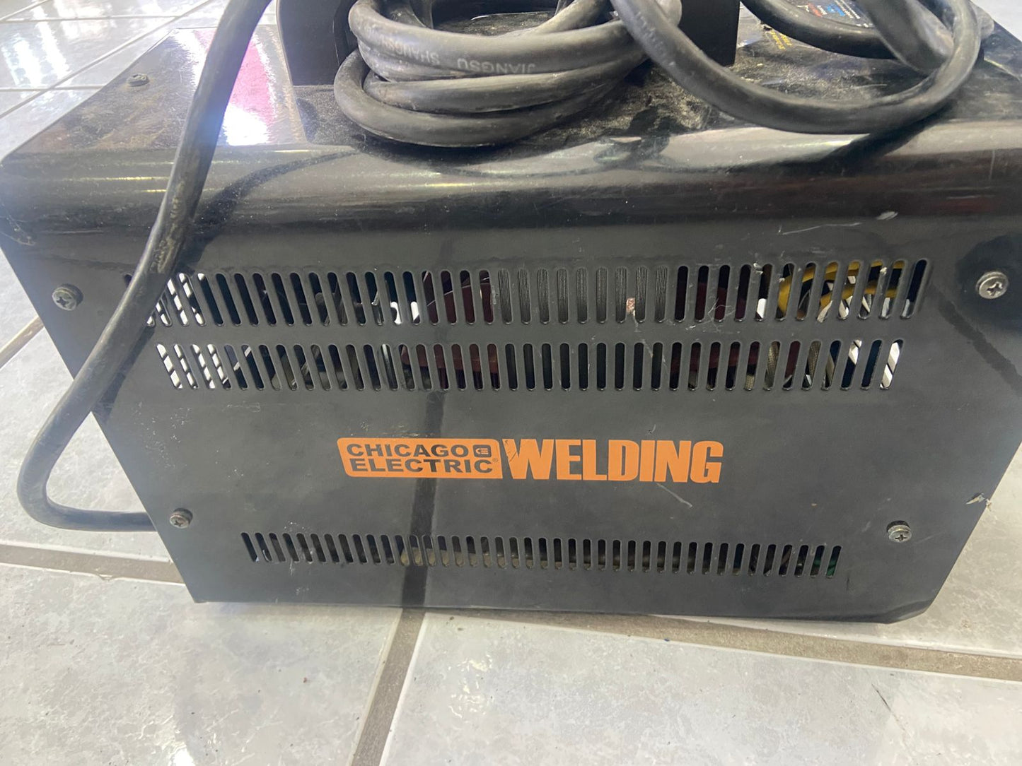 🔥 Soldadora Inverter CHICAGO ELECTRIC – Seminueva 🔥