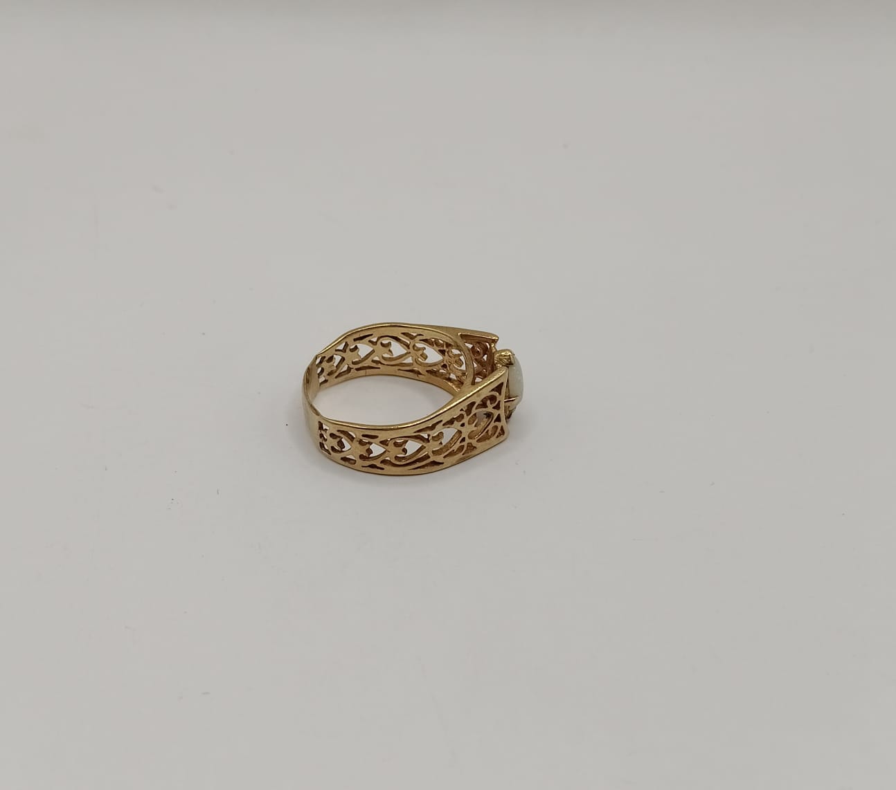 Anillo con sintetico pequeño ORO 10k peso 4.7gr, usado
