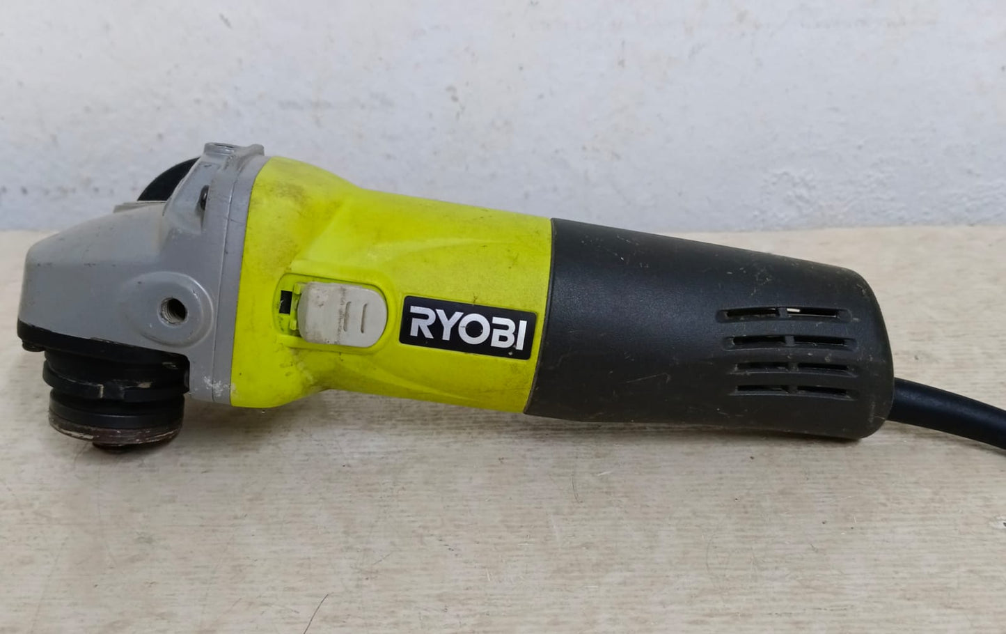 Mini esmeril RYOBI ags123gt56 sin disco, usado