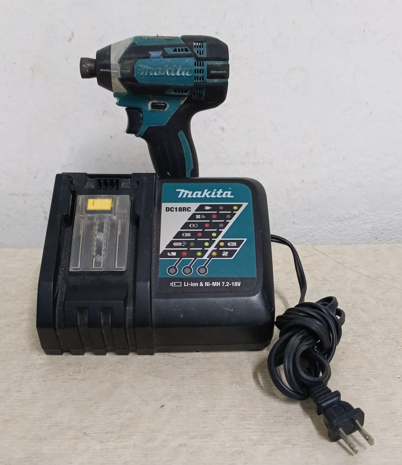 Atornillador Inalambrico MAKITA con cargador, usado