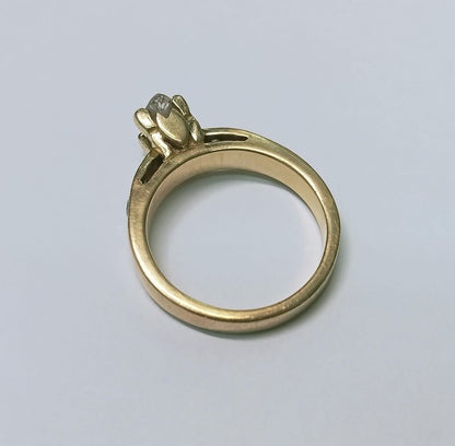 Anillo Solitario en Oro de 18k con Diamantes Laterales