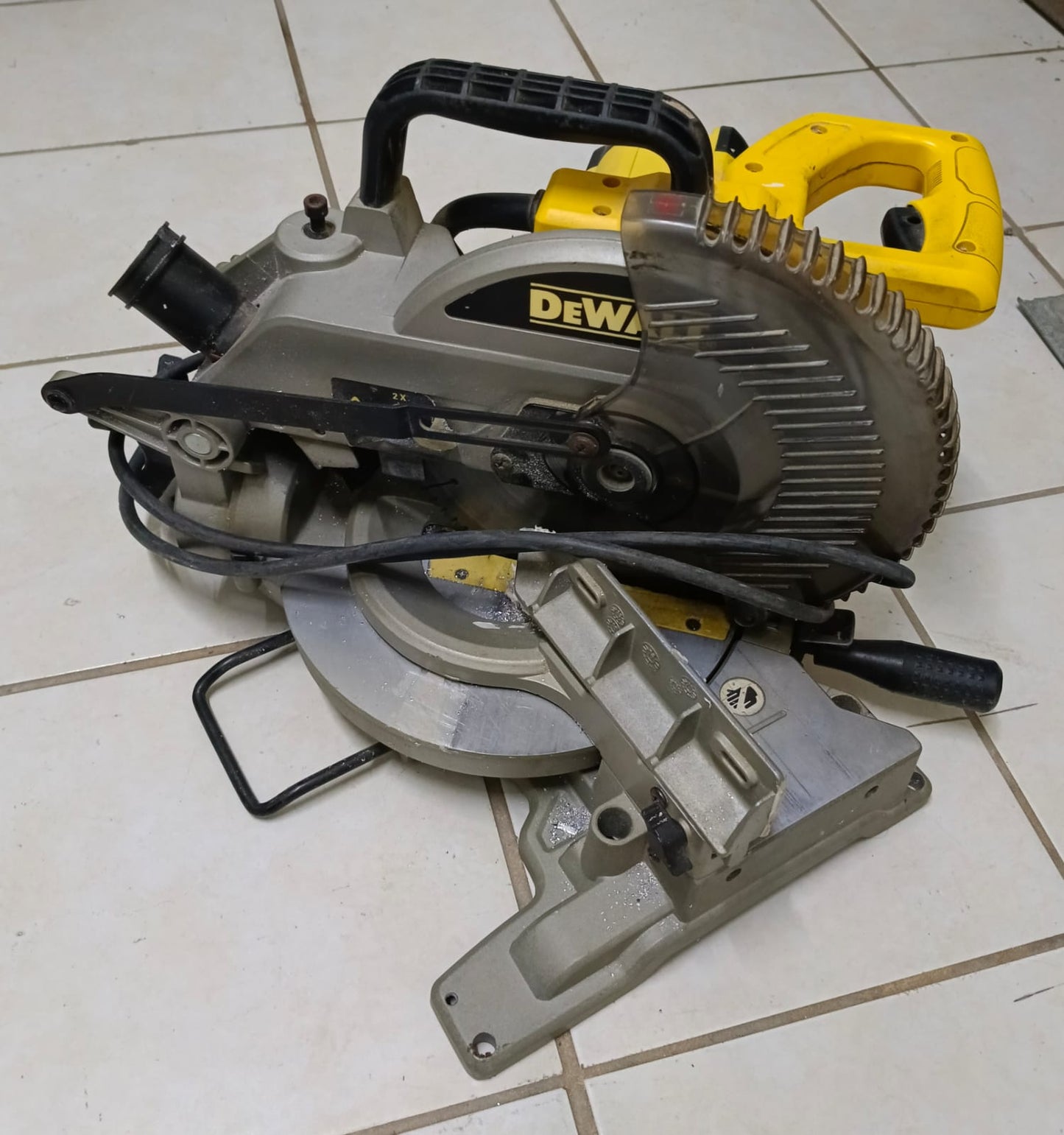 Sierra ingletadora DEWALT dw714-b3, usado