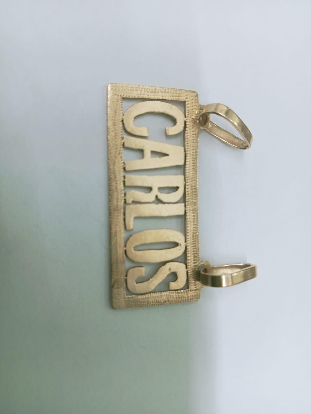 Dije Personalizado en Oro 10K – Nombre “Carlos”