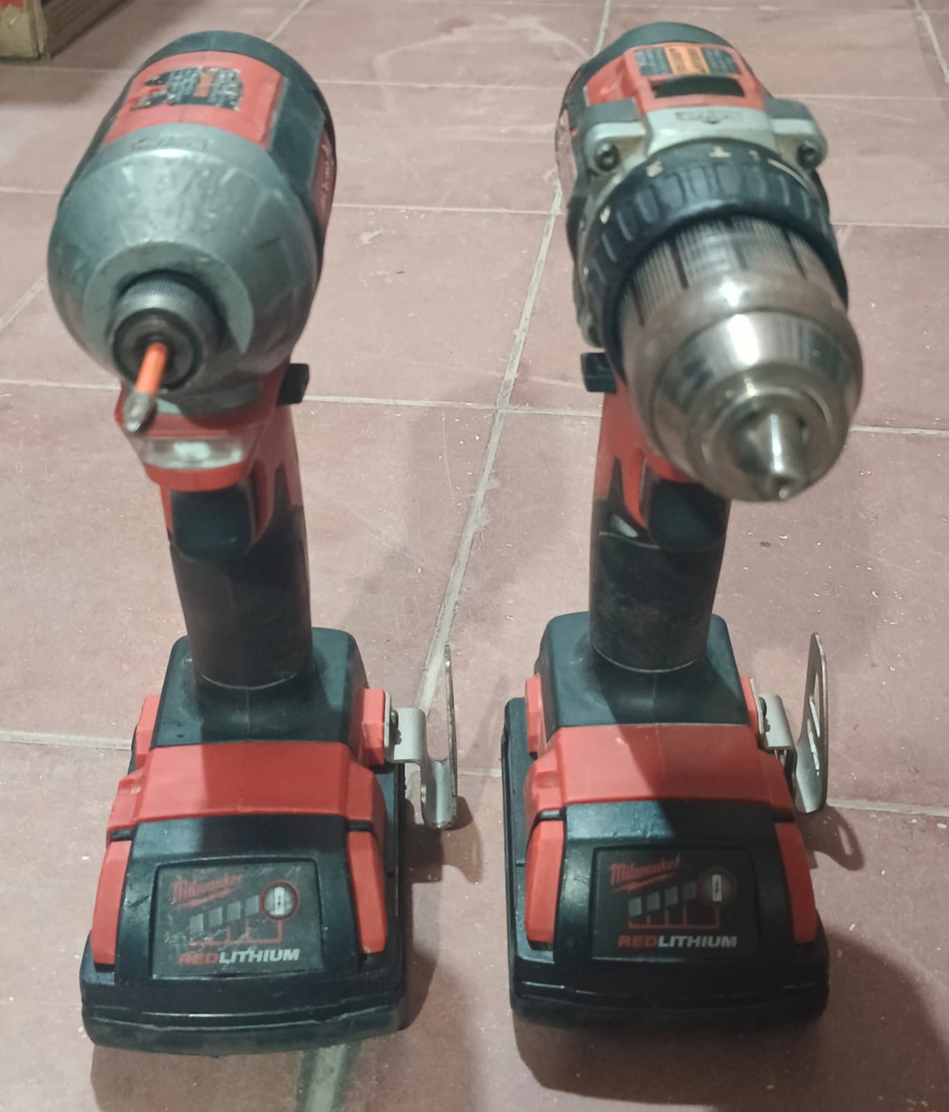 Kit de Taladros MILWAUKEE 2802-21 inalambricos con pila y cargador, usado