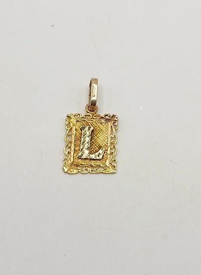 Dije letra L ORO 14k peso 1.5gr , usado