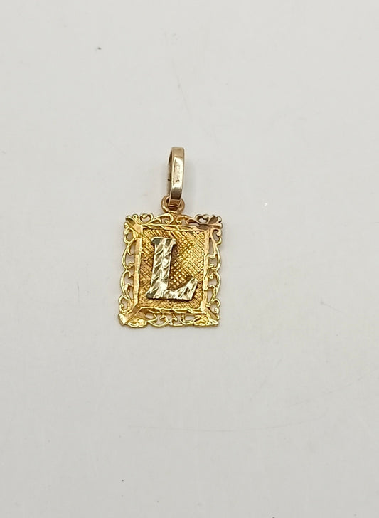 Dije letra L ORO 14k peso 1.5gr , usado