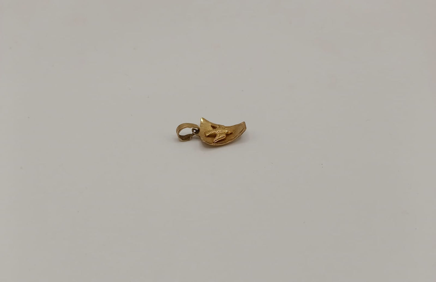 Dije de paloma ORO 8k peso .9gr, usado