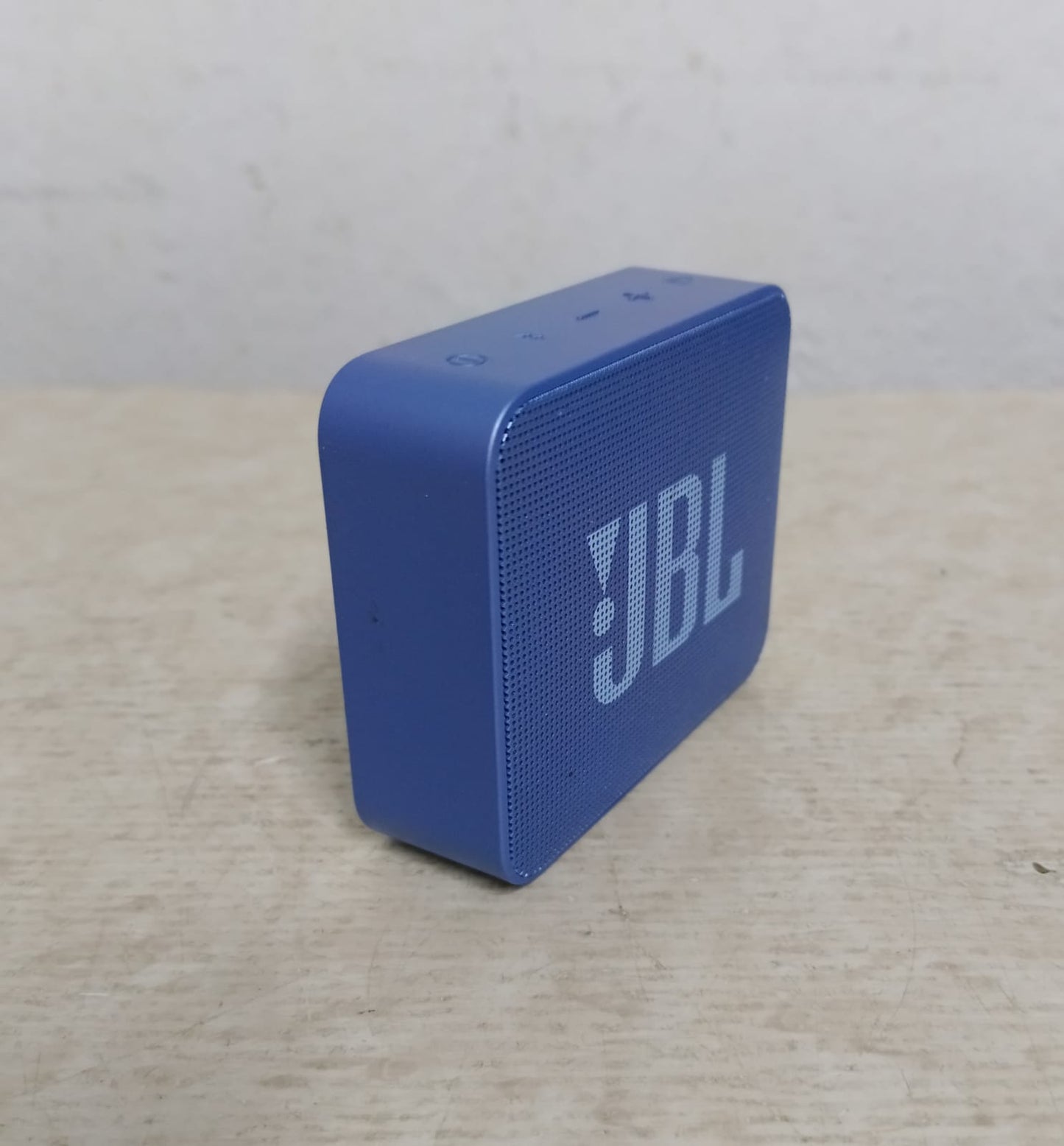 Bocina recargable JBL go esential, usado