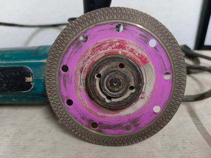 Esmeril Makita 9557, usado