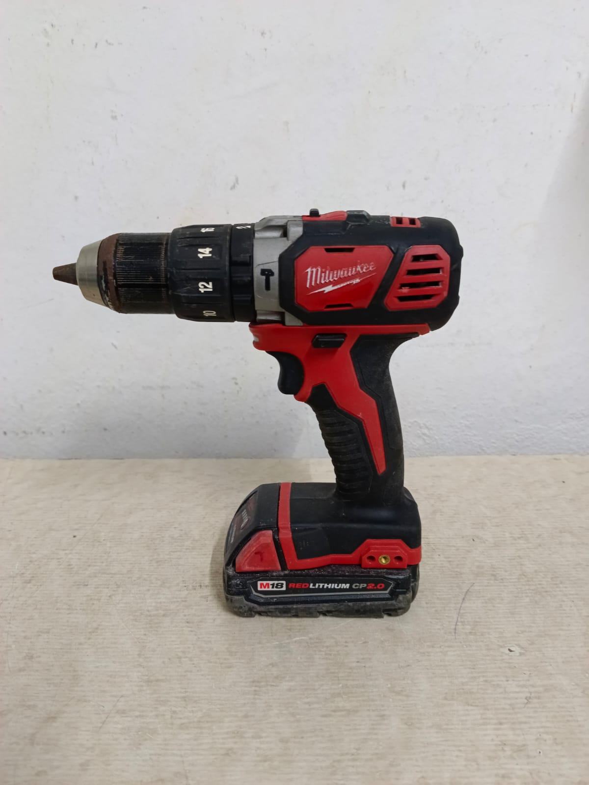Taladro inalambrico MILWAUKEE hammer drill sin cargador, usado