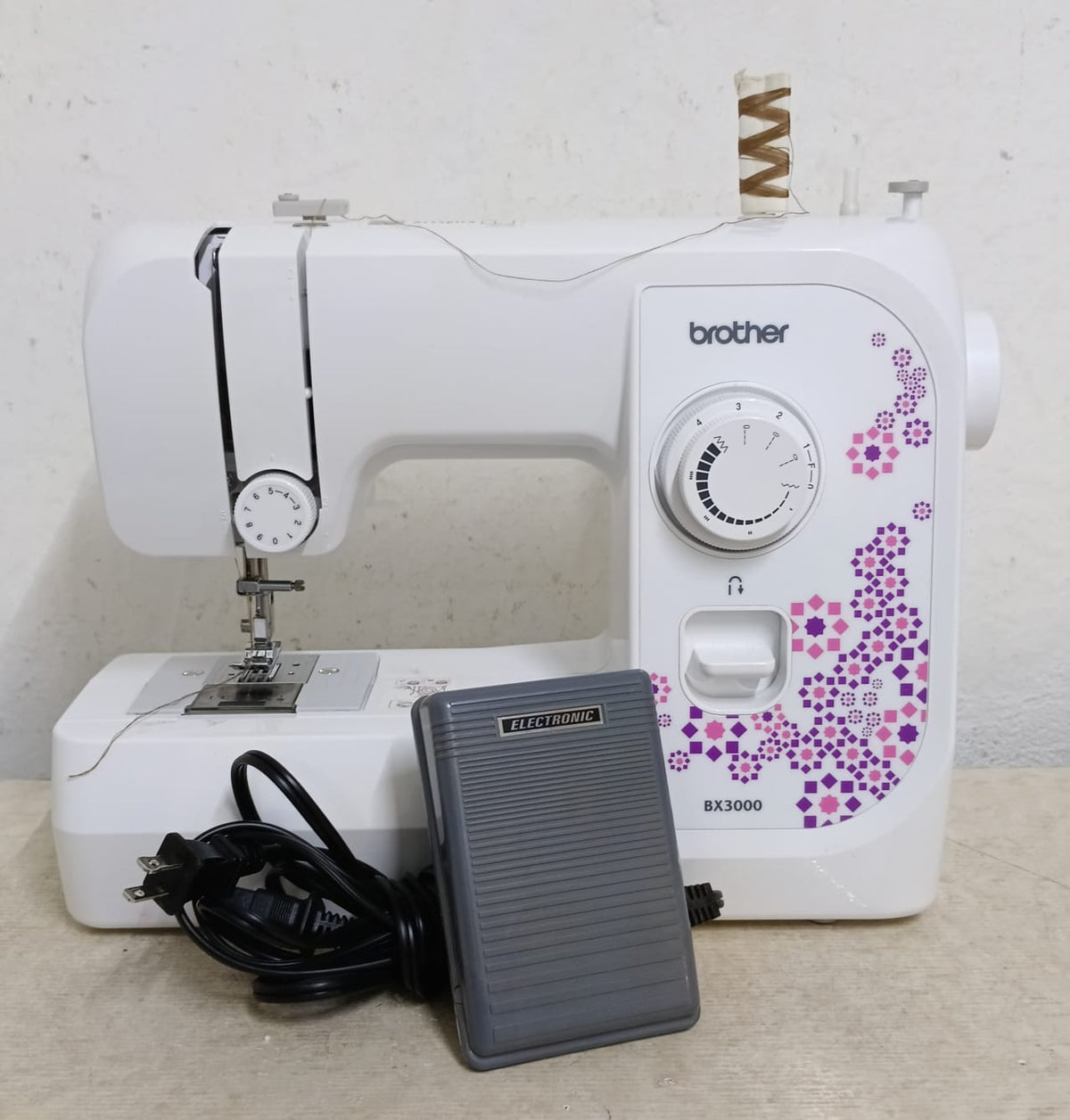 Maquina de coser BROTHER bx3000, en caja