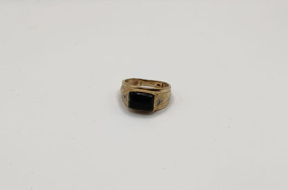 Anillo tipo sello con sintetico negro ORO 8k peso 3.3gr, usado