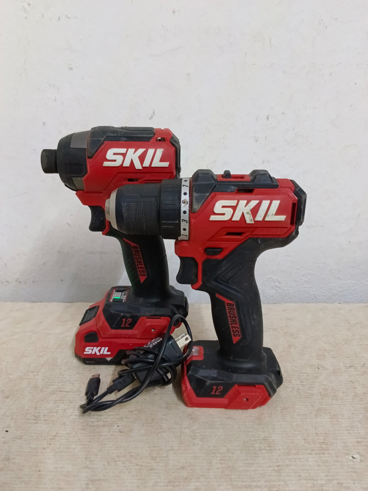 Kit de taladros inalambricos SKIL id679a0, usado