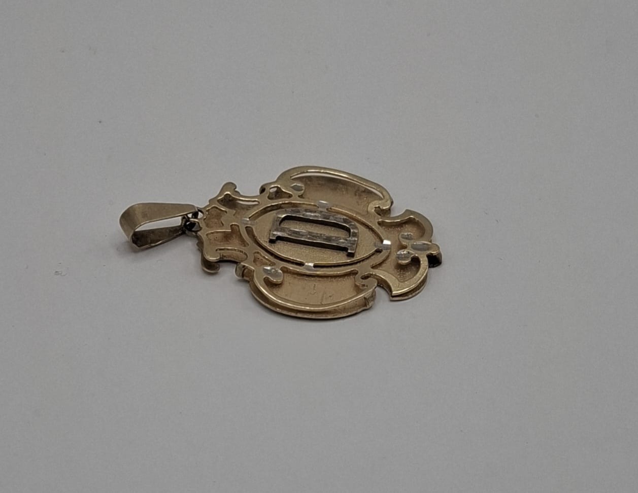 Dije con letra D ORO 10k peso 3.3gr, usado