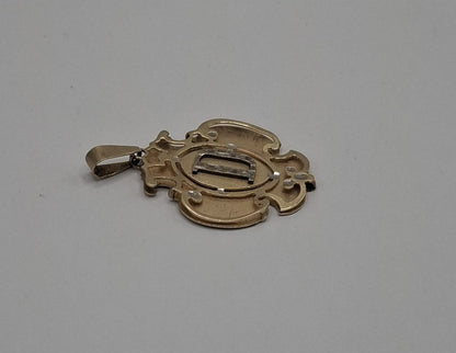 Dije con letra D ORO 10k peso 3.3gr, usado