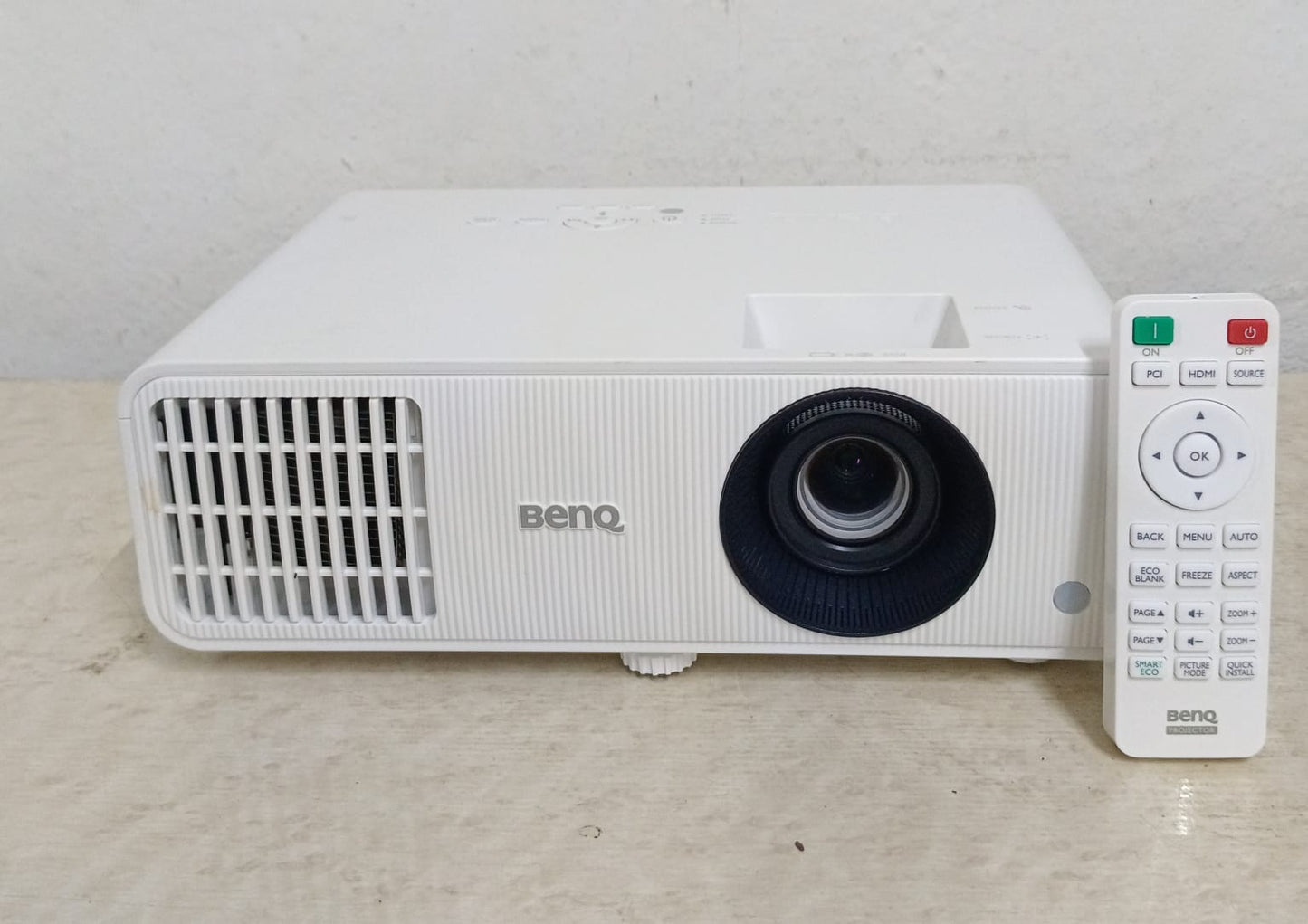 Proyector BenQ LW550 con accesorios, usado