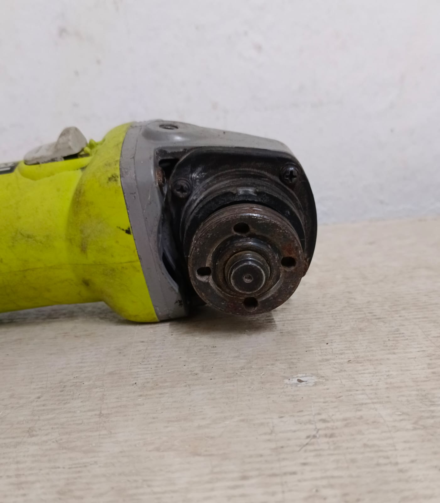 Mini esmeril RYOBI sin disco, usado
