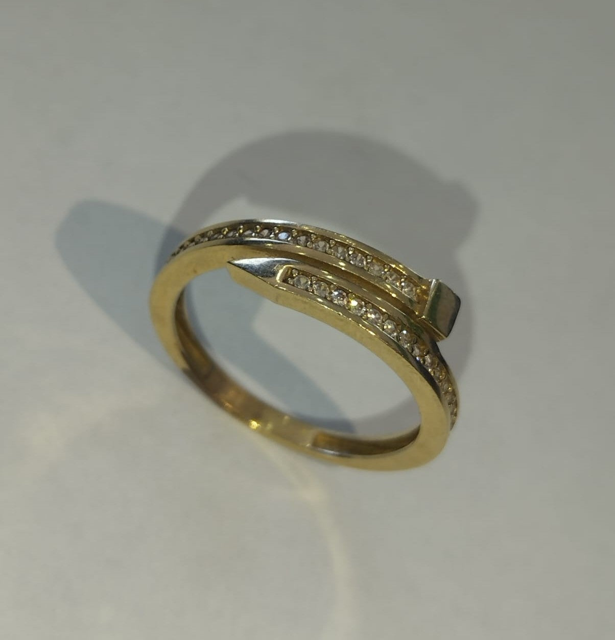 💎 ANILLO DE ORO 10K CON PIEDRAS INCRUSTADAS ✨