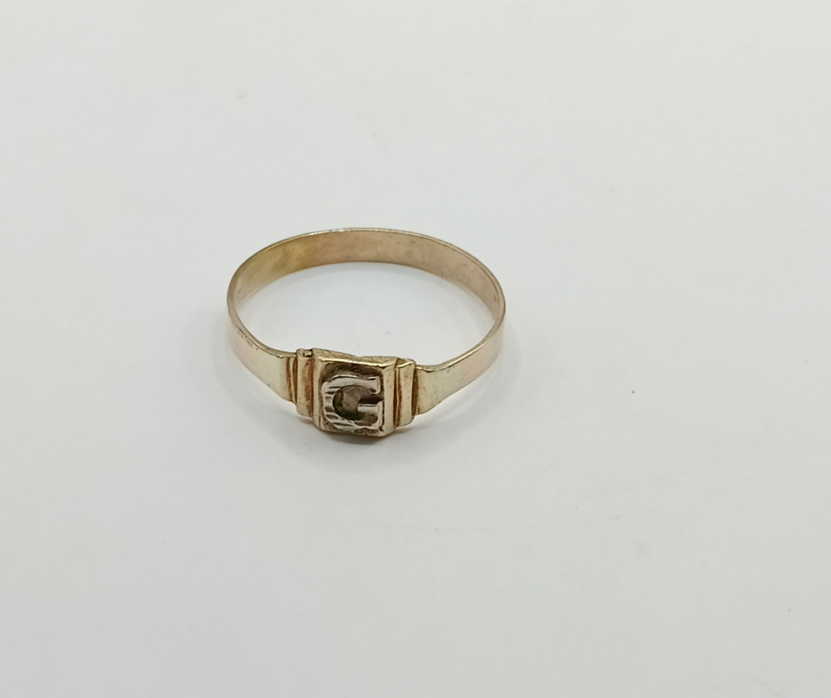 Anillo con letra G ORO 10K peso 1.6gr, usado