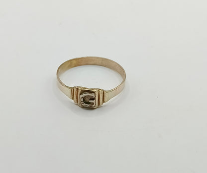 Anillo con letra G ORO 10K peso 1.6gr, usado