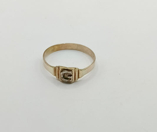 Anillo con letra G ORO 10K peso 1.6gr, usado