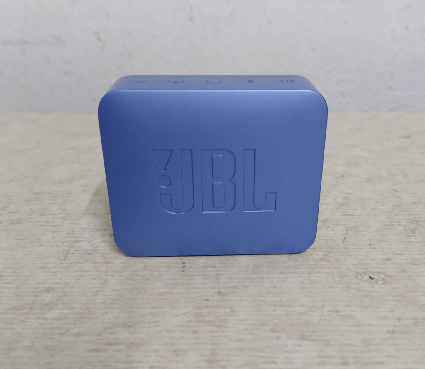 Bocina recargable JBL go esential, usado
