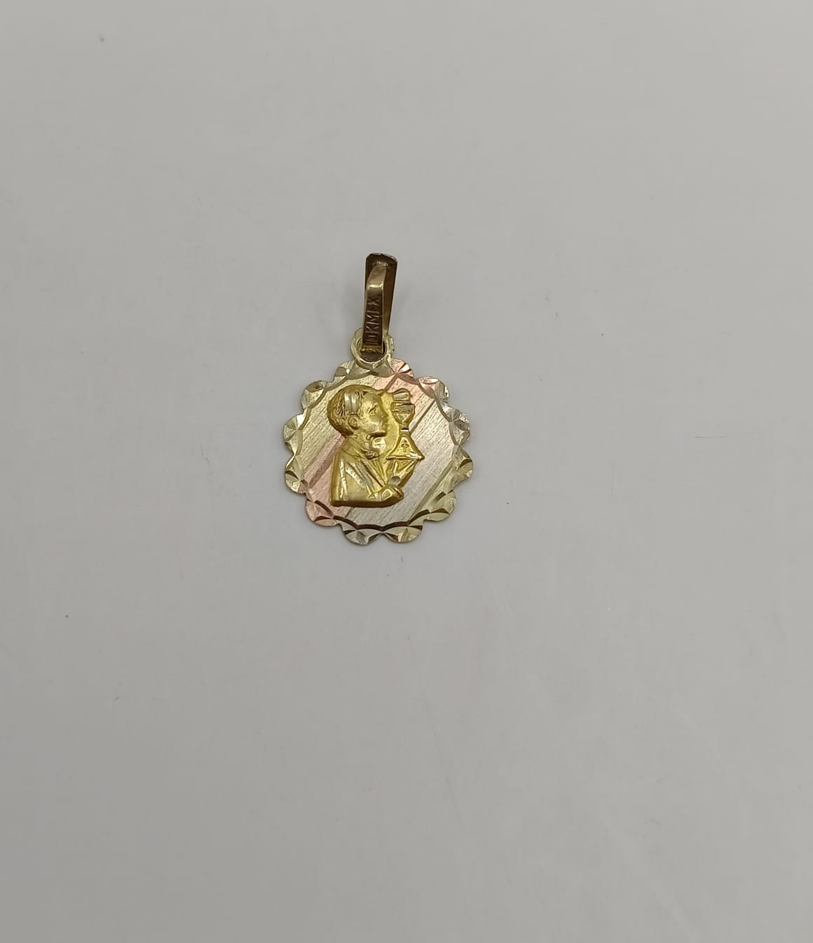 Medalla religiosa ORO 10k peso 1.5gr, usado