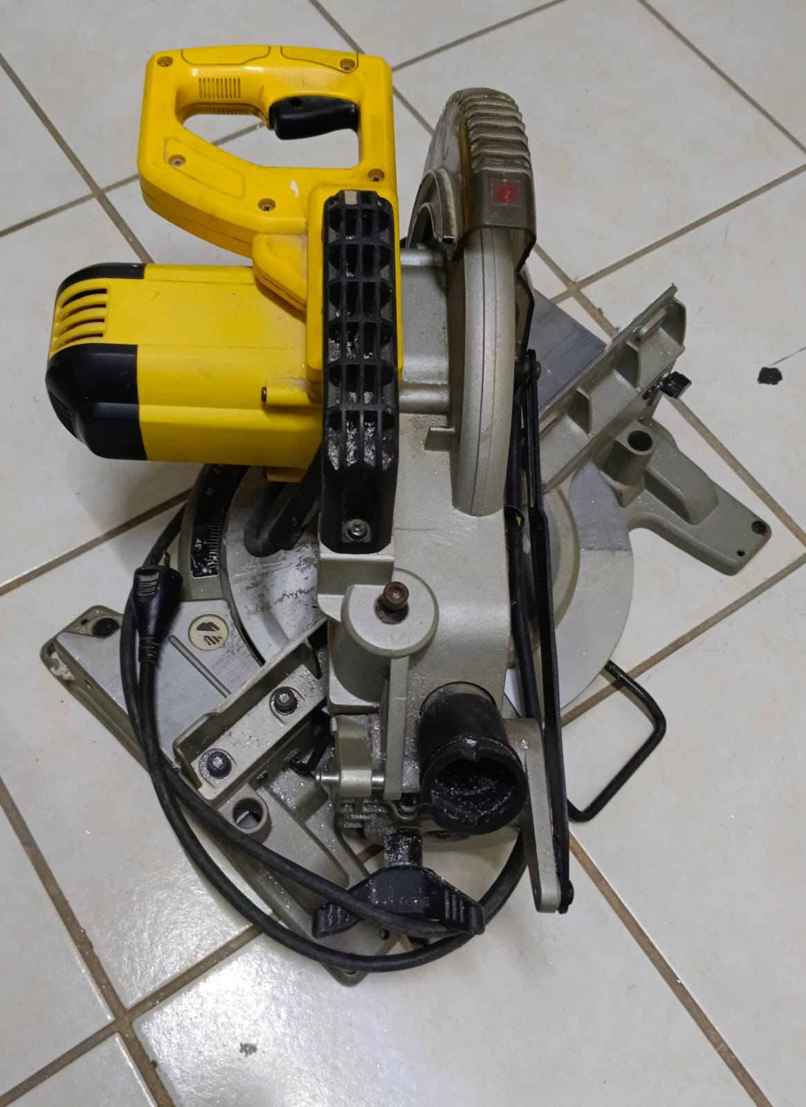 Sierra ingletadora DEWALT dw714-b3, usado