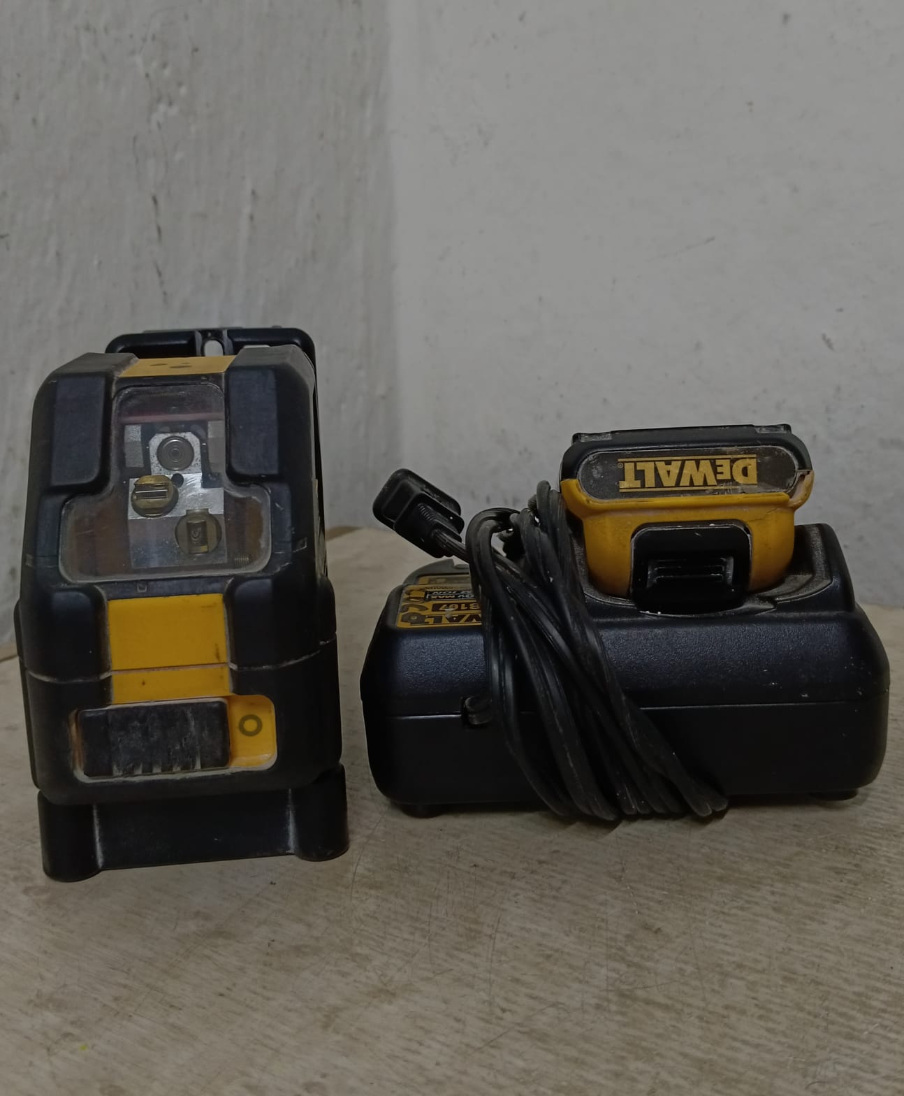 NIVEL LASER DEWALT INALAMBRICO CON CARGADOR