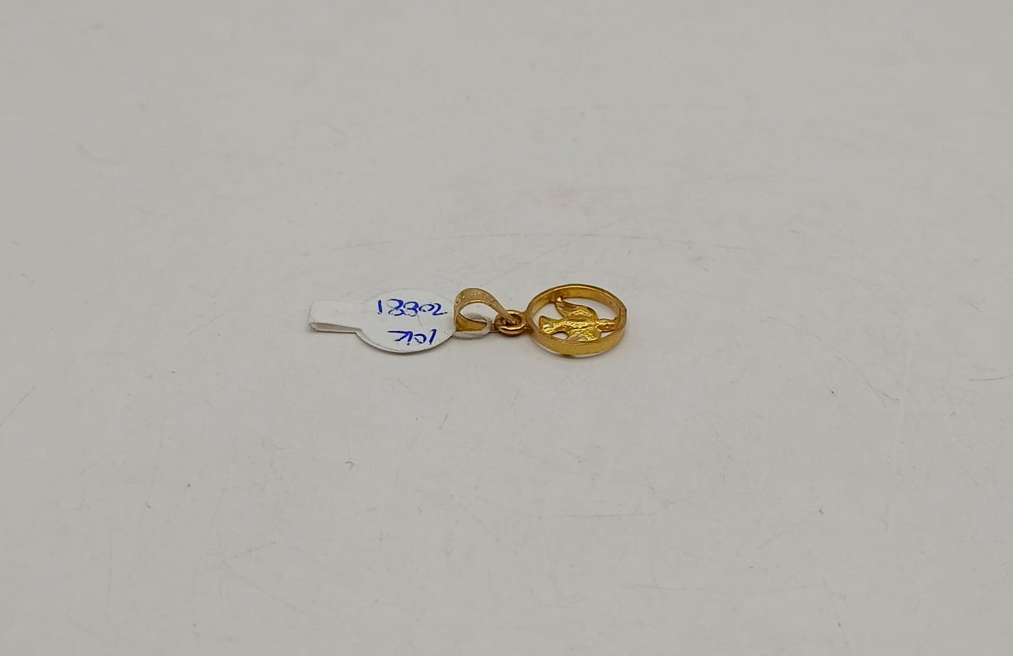 Dije de paloma ORO 10k peso .9gr, usado