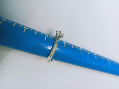 Anillo Solitario con Detalles Sintéticos – Talla 6.5