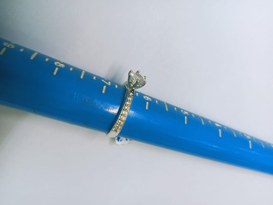 Anillo Solitario con Detalles Sintéticos – Talla 6.5