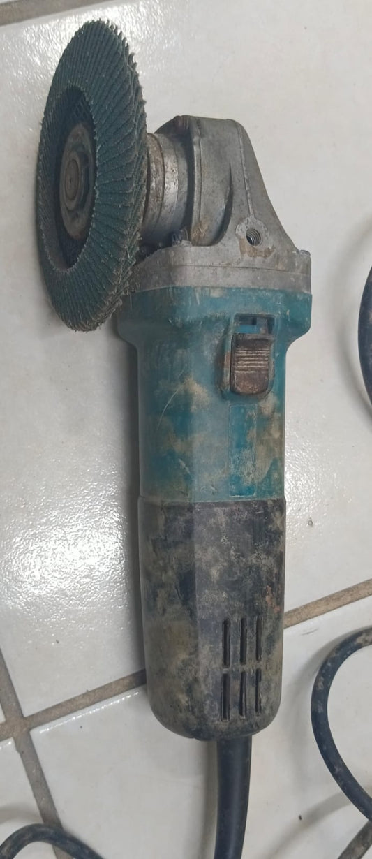Mini Esmeril MAKITA 9554hn con disco, usado