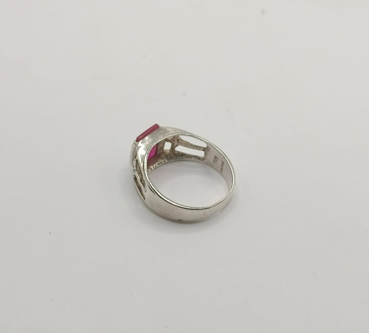 Anillo sintetico rojo PLATA 925 peso 4gr, usado