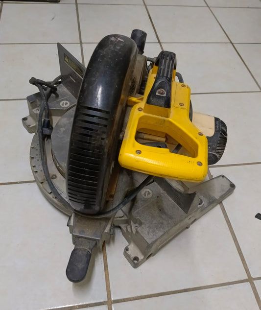 Sierra Ingletadora DEWALT dw713, usado