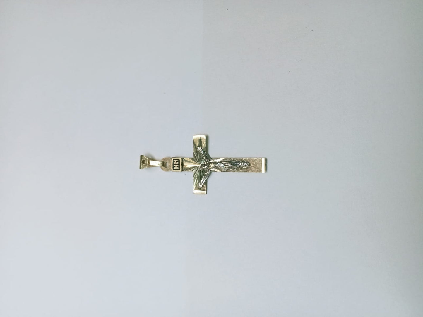 Dije de Oro 10K Diseño Cruz – Clásico y Elegante