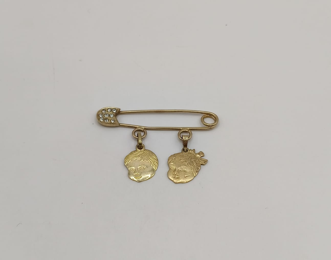 Seguro con dijes ORO 10k peso 4.3gr, usado