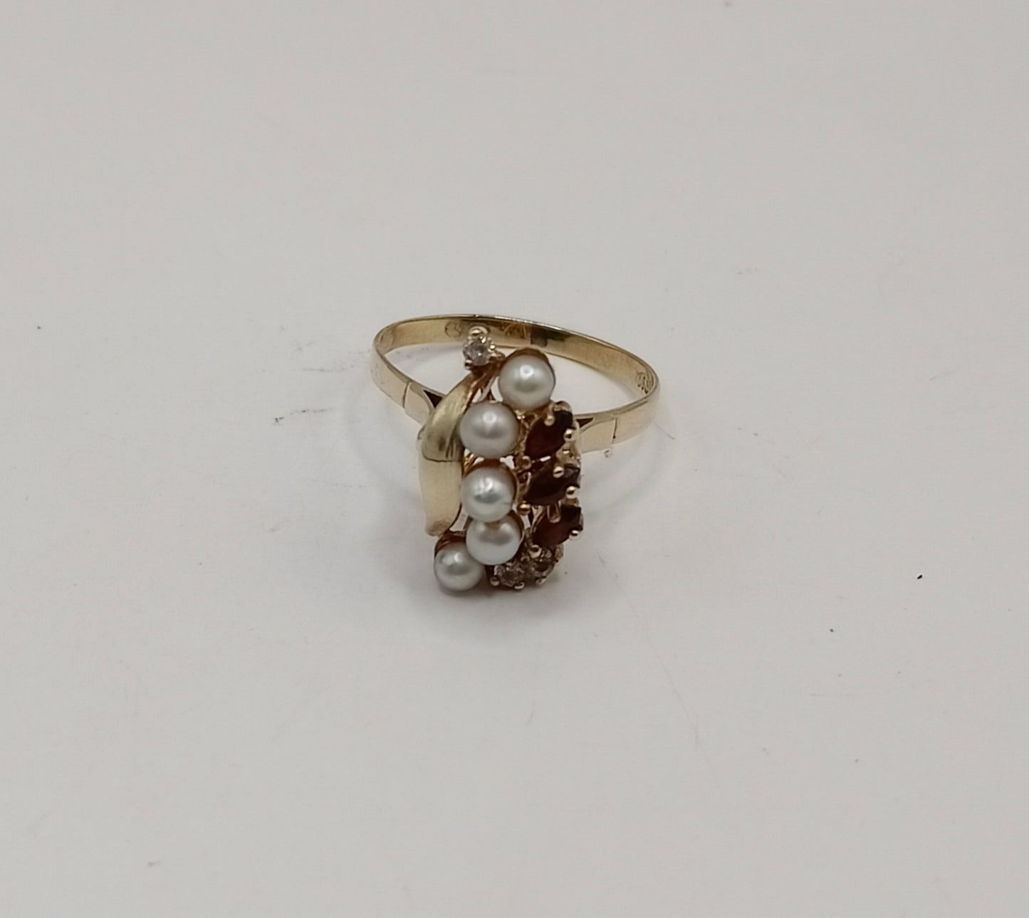 Anillo con perlas ORO 10k peso 3gr, usado