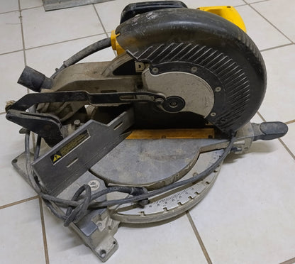 Sierra Ingletadora DEWALT dw713, usado