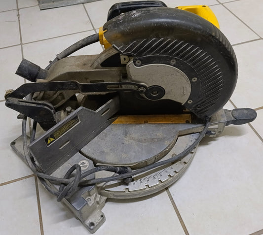 Sierra Ingletadora DEWALT dw713, usado