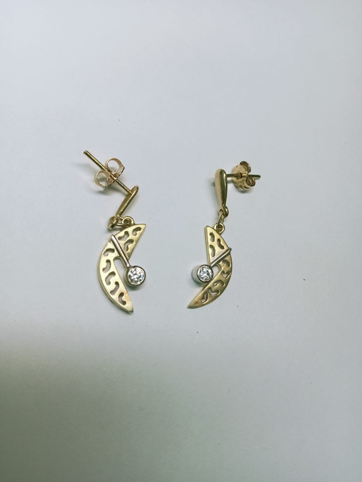 Par de Aretes de Oro Diseño Colgante Luna con Piedra Sintética – Delicadeza y Estilo
