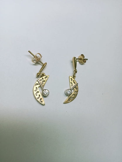 Par de Aretes de Oro Diseño Colgante Luna con Piedra Sintética – Delicadeza y Estilo