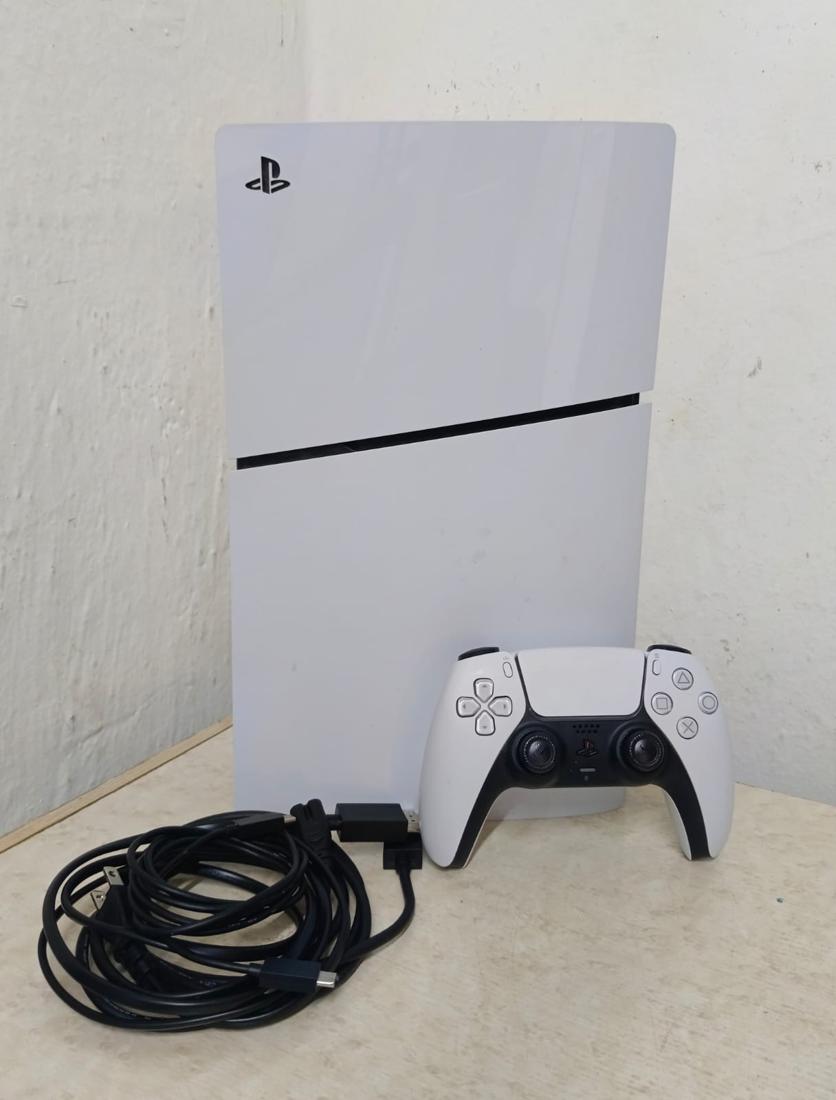 Consola de videojuegos play station 5  Sony con control y cable, usado