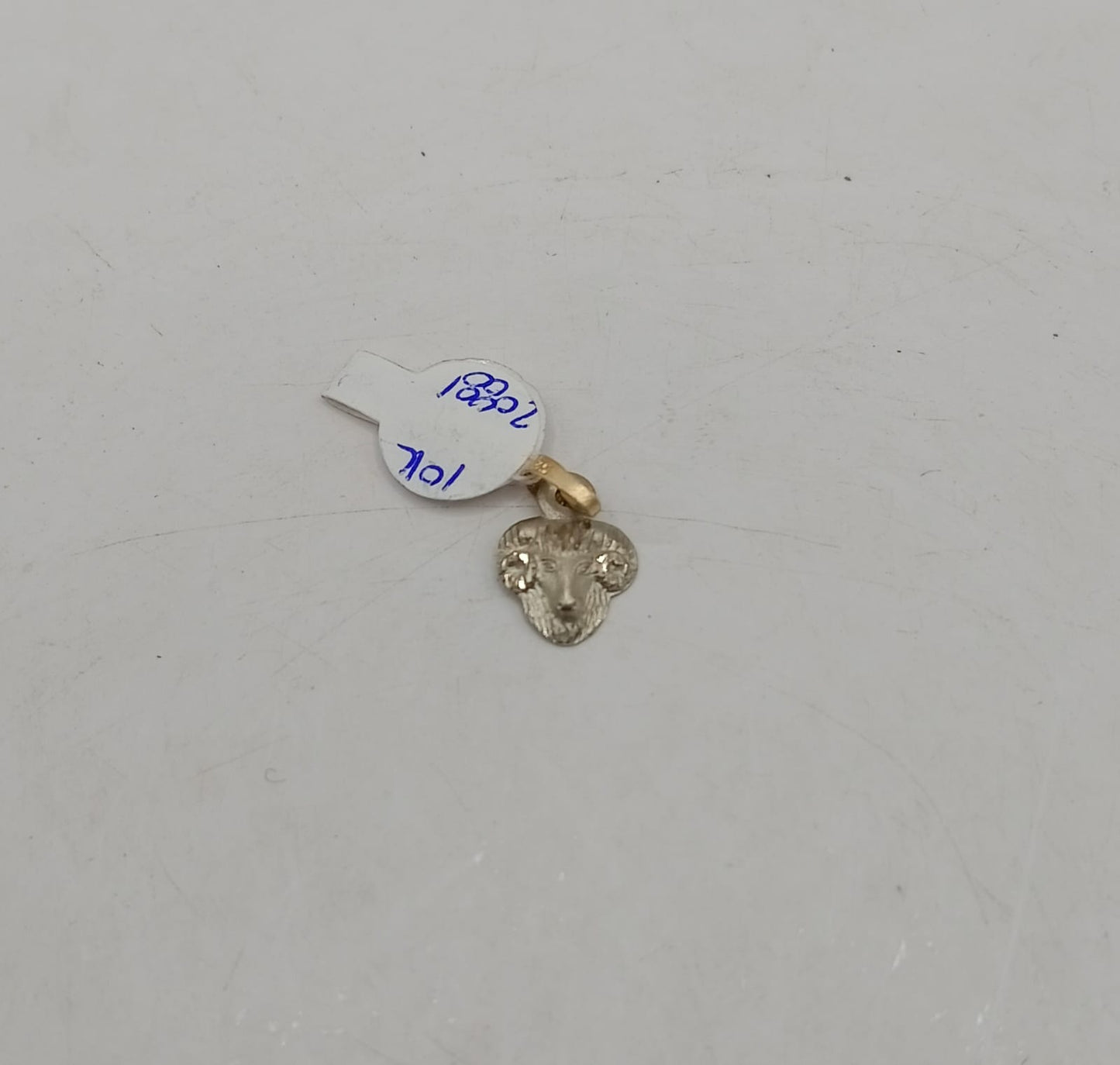Cabeza de carnero ORO 10k peso .7gr, usado